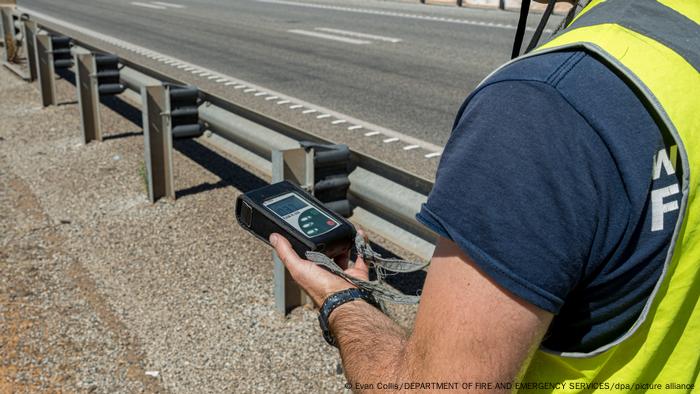 Serviços de emergência vasculham estrada da Austrália, tentando captar as frequências gama e beta para encontrar uma minúscula cápsula radioativa.