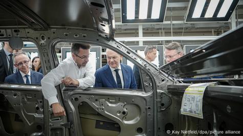 El canciller alemán Olaf Scholz mira el ensamblaje de un vehículo durante su visita a la planta de VW en Pacheco (Argentina) El canciller alemán Olaf Scholz mira el ensamblaje de un vehículo durante su visita a la planta de VW en Pacheco (Argentina)