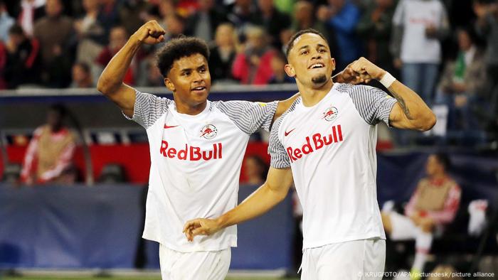 Karim Adeyemi und Noah Okafor feiern einen Treffer im Trikot von RB Salzburg