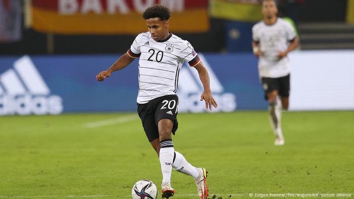 Karim Adeyemi führt den Ball beim WM-Qualifikationsspiel Deutschland gegen Rumänien