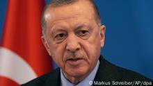 ARCHIV - 24.03.2022, Belgien, Brüssel: Recep Tayyip Erdogan, Präsident der Türkei, nimmt an einer Pressekonferenz nach dem Nato Sondergipfel im Nato Hauptquartier teil. (zu dpa Erdogan wütet gegen Schweden - auch mit Blick auf Wiederwahl) Foto: Markus Schreiber/AP/dpa +++ dpa-Bildfunk +++