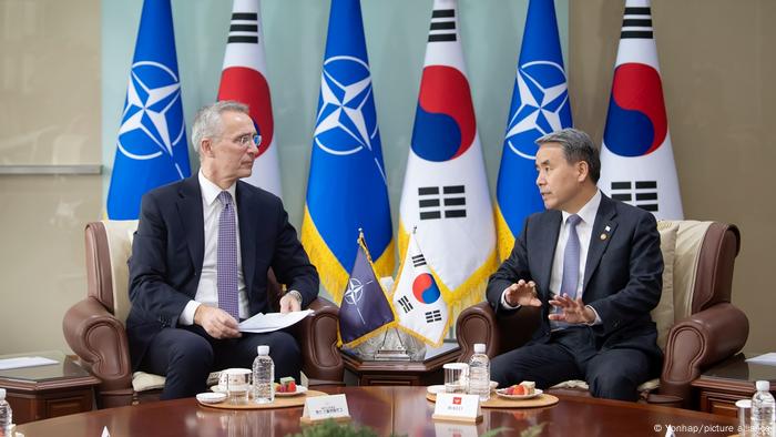 El secretario general de la OTAN, Jens Stoltenberg (izquierda en la imagen), se reúne con el ministro de Defensa de Corea del Sur, Lee Jong-sup, en Seúl (30.01.2023)