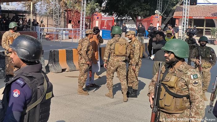 قوات الأمن الباكستانية تطوق المسجد الذي حدث فيه انفجار في بيشاور (30 يناير 2023)