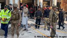 Sicherheitskräfte und Bürger an einer Moschee nach dem Selbstmordanschlag