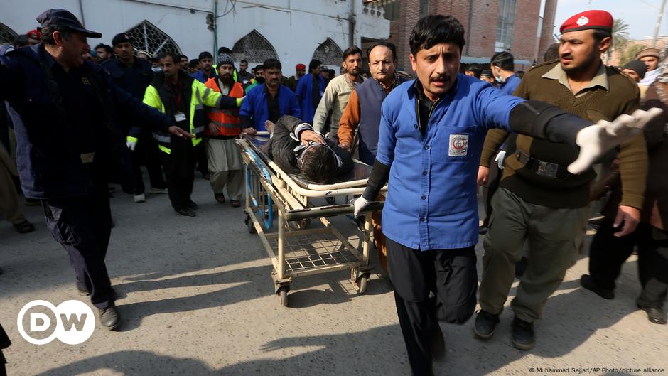 Pakistan: Blast Near Mosque In Peshawar Leaves Dozens Dead – DW – 01/30 ...