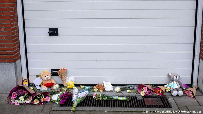 Flores frente a al garaje de una casa de Amberes donde fue asesinada una niña por los disparos de narcotraficantes.