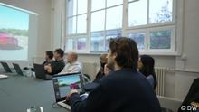  Kultur21 am 04.02.2023 und alle Wiederholungen
es geht um einen Kurs an der UdK zu KI:
Was früher in der Bildgestaltung Stunden dauerte, erledigt KI in Sekundenschnelle. An der Berliner Universität der Künste lernen Studierende den Umgang mit Artificial Creativity – und die Chancen und Risiken aktueller digitaler Technologien.