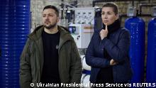30.01.2023 *** Ukraine's President Volodymyr Zelenskiy and Denmark's Prime Minister Mette Frederiksen visit water refilling station built with Danish support, amid Russia's attack on Ukraine, in Mykolaiv, Ukraine January 30, 2023. Ukrainian Presidential Press Service/Handout via REUTERS ATTENTION EDITORS - THIS IMAGE HAS BEEN SUPPLIED BY A THIRD PARTY.