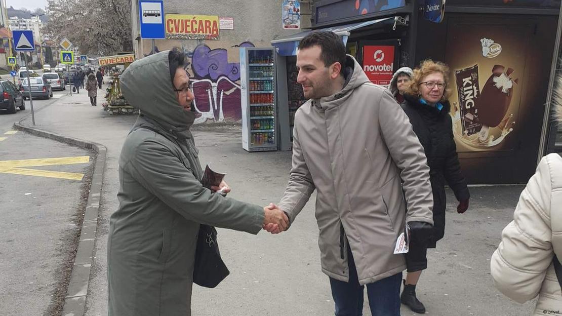 Omer Berbić se rukuje se prolaznicom u Tuzli
