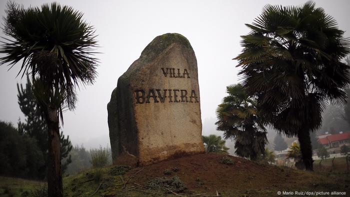 Imagen de una piedra con el nombre Villa Baviera tallado en ella.