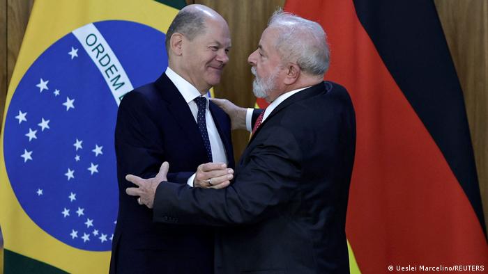 El canciller de Alemania, Olaf Scholz, se saluda con el presidente de Brasil, Lula da Silva.