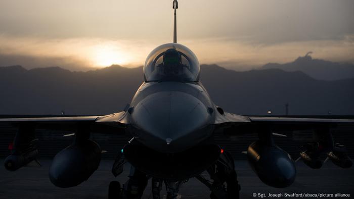 F-16 Kampfjet im Gegenlicht