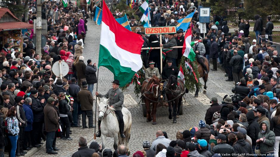 Svečana povorka kao deo proslave mađarske manjine u Targu Sekujeskuu, u Rumuniji