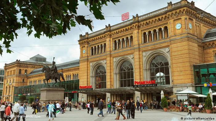 از میان ۵۰ ایستگاه راه آهن در کشورهای اروپایی ۲۶ ایستگاه برگزیده شده‌اند. ایستگاه‌های قطار سه شهر دوسلدورف، هانوفر و اشتوتگارت در لیست موسسه بین‌المللی حمایت از مصرف کنندگان در واشنگتن مشترکا در رتبه دوازدهم قرار گرفته‌اند. (عکس از ایستگاه هانوفر)