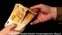 30.01.2023+++ Barzahlung mit einer Handvoll 50 Euro Banknoten (Symbolfoto, Themenfoto)
