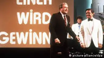 Der Showmaster Hans-Joachim Kulenkampff (li) im Gespräch mit dem HR-Bandleader Heinz Schönberger während der Sendung Einer wird gewinnen (1984)