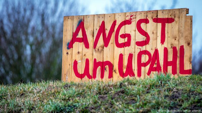 Protest gegen geplante Flüchtlingsunterkunft in Upahl - auf einem Holzschild steht Angst um Upahl