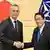 2023年1月，日本首相岸田文雄（右）在东京与北约秘书长斯托尔滕贝格会晤。