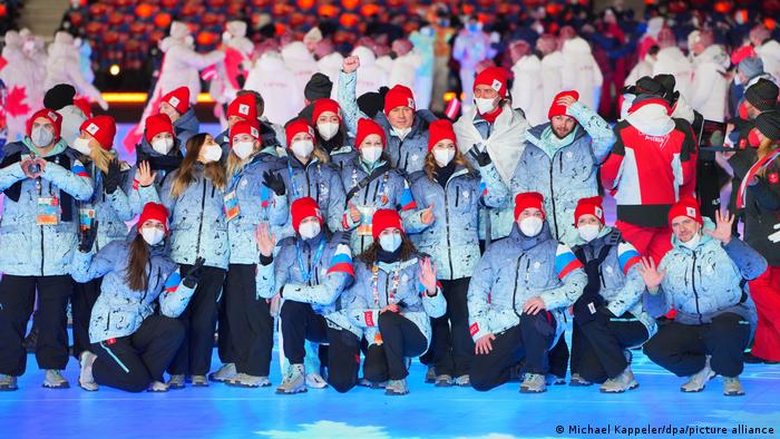 Trotz Verbots tragen Sportler des neutrale Teams, des russischen Olympischen Komitees die Farben Russlands deutlich sichtbar bei der Schlussfeier der Winterspiele in Peking 2022
