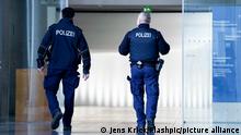 11.04.2021, Berlin, Polizisten im Einsatz im Uebergang von Paul-Loebbe-Haus zum Bundestag zur Sicherung des Sicherheitsbereichs