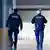 Sırtı dönük üniformalı iki Alman polis memuru - (11.04.2021 / Berlin)