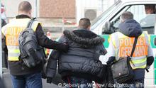ARCHIV - 24.11.2015, Sachsen, Schkeuditz: Polizisten begleiten einen straffällig gewordenen Asylbewerber zum Flughafen Leipzig-Halle in zu seinem Abflug nach Belgrad (Serbien). (zu dpa Polizei soll mehr Befugnisse bei Abschiebungen erhalten) Foto: Sebastian Willnow/dpa-Zentralbild/dpa +++ dpa-Bildfunk +++ | Verwendung weltweit