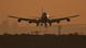 Mbreti i ajrit, konsiderohet Boeing 747, në fotografi një imazh i uljes së një Boeing 747 gjatë rënies së muzgut në aeroportin Frankfurt mbi Main në Gjermani Mbreti i ajrit, konsiderohet Boeing 747, në fotografi një imazh i uljes së një Boeing 747 gjatë rënies së muzgut në aeroportin Frankfurt mbi Main në Gjermani