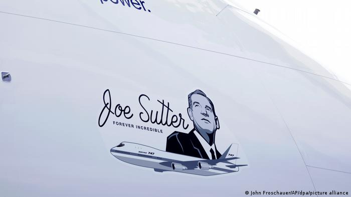 Eine Illustration auf der Seite der letzten Boeing 747 erinnert an Joe Sutter, der vor über 50 Jahren als Chefingenieur an der Entwicklung des Jumbo-Jets beteiligt war.