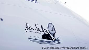 Një ilustrim në Boeing e fundit 747 kujton Joe Sutter, i cili përpara 50 vjetësh ishte kryeinxhinieri i zhvillimit të këtij tipi avioni