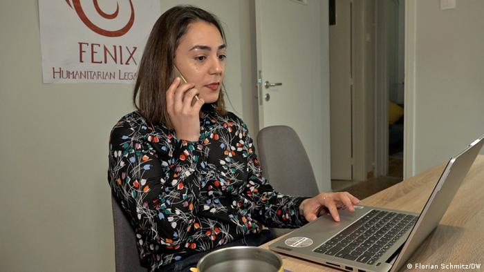 Anwältin Christina Svana in ihrem Büro am Telefon und an ihrem Computer
