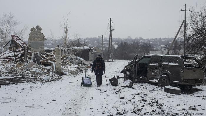 Un hombre camina cerca de los escombros de una edificación destruida por un bombardeo en Bajmut, Ucrania. (Archivo 29.01.2023)