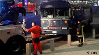 Ein Abschleppfahrzeug transportiert Anfang März den attackierten US-Bus ab (Foto: dapd)