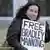 Eine britische Unterstützerin von Bradley Manning fordert auf einem Plakat seine Freilassung. (Foto: dpa)