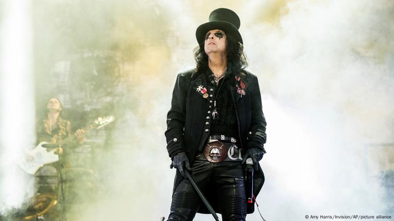 Alice Cooper at 75: Shock rocker lives on – DW – 02/03/2023