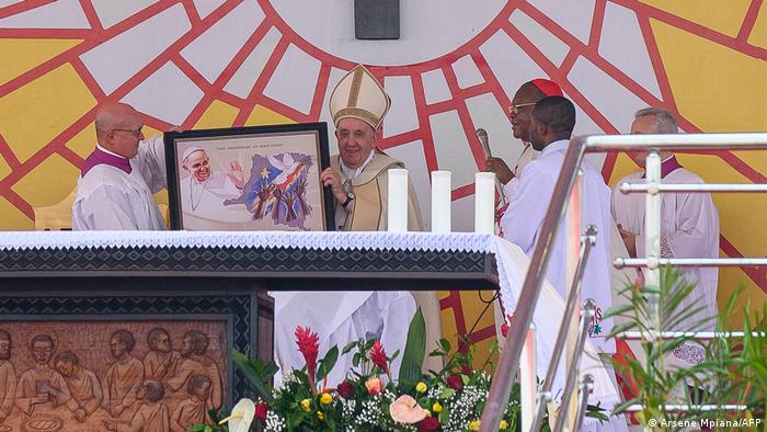 Lokacin da Paparoma Francis ke karbar kyauta a Kinshasa na Kwango