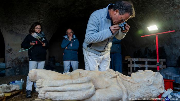 Descubrimiento de una valiosa estatua antigua de Hércules.