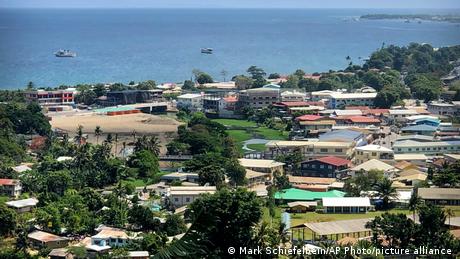 美国今年初重新恢复了自1993年以来关闭的美国驻所罗门群岛大使馆，美国务卿布林肯称这是对印太地区伙伴关系的承诺。去年4月索罗门群岛与中国签署的秘密安全协议引发了西方大国的担忧，即索罗门群岛可能为中国在太平洋地区提供一个立足点。美国国务院表示，重开那里的大使馆是对抗中国在该地区日益增长的影响力的优先事项。