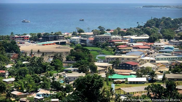 美国今年初重新恢复了自1993年以来关闭的美国驻所罗门群岛大使馆，美国务卿布林肯称这是对印太地区伙伴关系的承诺。去年4月索罗门群岛与中国签署的秘密安全协议引发了西方大国的担忧，即索罗门群岛可能为中国在太平洋地区提供一个立足点。美国国务院表示，重开那里的大使馆是对抗中国在该地区日益增长的影响力的优先事项。