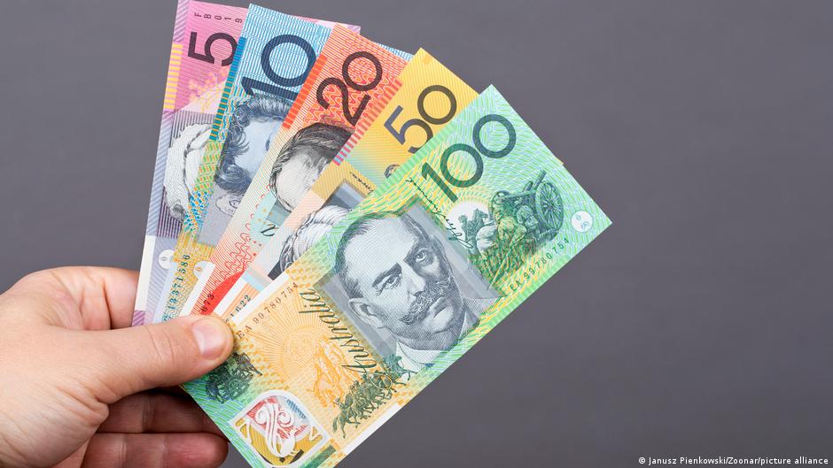 澳洲政府本週公布15年來首度年度財政盈餘，同時，中澳貿易預料將快速恢復正常。圖為澳元紙鈔（資料照）
