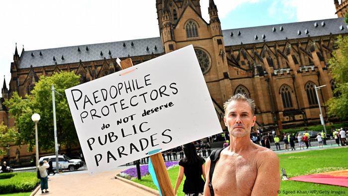 Ein Mann protestiert mit einem Schild vor der St. Mary's Kathedrale 