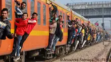 01.02.2023+++ Commuters travel in an overcrowded train near a railway station in Ghaziabad, on the outskirts of New Delhi, India, February 1, 2023. REUTERS/Anushree Fadnavis 