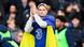 Mykhailo Mudryk klatscht im Chelsea-Trikot mit Ukraine-Fahne über der Schulter Mykhailo Mudryk klatscht im Chelsea-Trikot mit Ukraine-Fahne über der Schulter