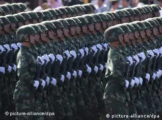 ARCHIV - Soldaten bei der Militärparade zum 60. Jahrestag der Gründung der Volksrepublik China (Archivfoto vom 01.10.2009). China wird in diesem Jahr seinen Militärhaushalt wieder deutlich um 12,7 Prozent steigern. Der Sprecher des Volkskongresses, Li Zhaoxing, versicherte am Freitag auf einer Pressekonferenz im Vorfeld der diesjährigen Jahrestagung aber, Chinas Verteidigungspolitik stelle «keine Bedrohung» für andere Staaten dar. EPA/ADRIAN BRADSHAW +++(c) dpa - Bildfunk+++