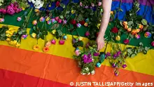 ***Archivbild: 29.05.2017***Demonstrators lay roses on a rainbow flag as they protest over an alleged crackdown on gay men in Chechnya outside the Russian Embassy in London on June 2, 2017. - Russian Foreign Minister Sergei Lavrov on May 30 insisted there were no facts in reports about the persecution of gay men in Chechnya, as he batted away criticism levelled by French leader Emmanuel Macron. Macron on May 29 pressed Russian President Vladimir Putin over an alleged crackdown on gay men in the North Caucasus region of Chechnya as they met for the first time in Versailles. (Photo by Justin TALLIS / AFP) (Photo by JUSTIN TALLIS/AFP via Getty Images)