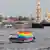 Brodica na kojoj je izvješena zastava duginih boja u Sankt Peterburgu