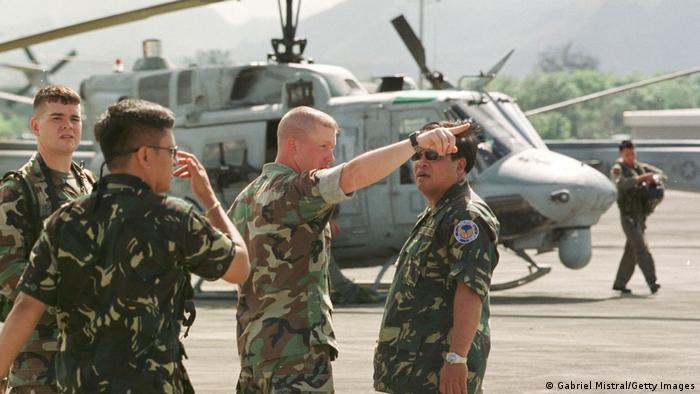 美國2024財政年度國防預算，金額高達8420億美元，是美國史上最高。圖為美國與菲律賓舉行聯合軍演時，美軍向菲律賓士兵介紹直升機的夜間飛行能力。