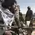 Aufständische Kämpfer bei Al-Brega mit Waffen (Foto: AP/dapd)