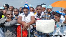 Junge Menschen drängen sich hinter einem Absperrgitter bei der Papstmesse in Kinshasa