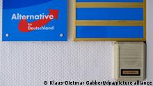 Alternative für Deutschland steht auf einem Schild über einer Klingel, auf der AfD Klingel zu lesen steht, an einem Büro der AfD in Magdeburg. (Zu dpa «AfD-Landeschef Reichardt sieht Schnittmengen mit CDU und FDP»)