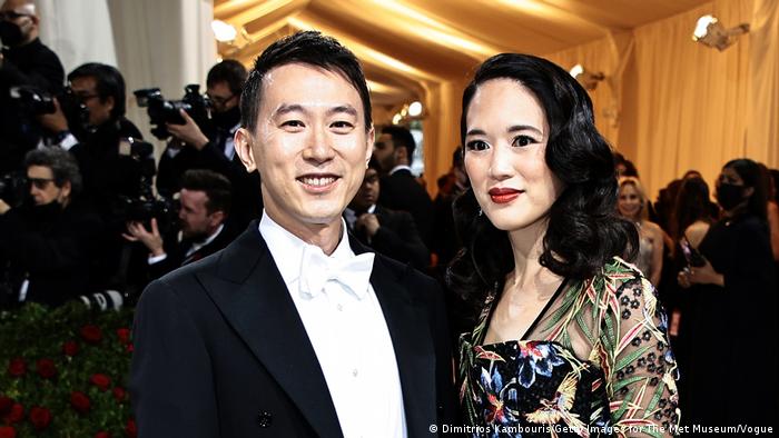 周受资和妻子Vivian Kao出席2022年纽约Met Gala晚会